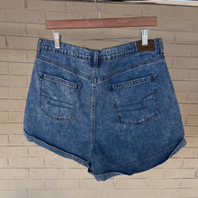 Load image into Gallery viewer, American Eagle Shorts Size 13/14
