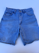 Load image into Gallery viewer, Wrangler Shorts Size 34
