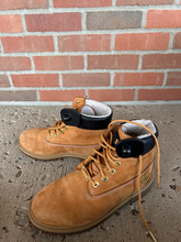 Load image into Gallery viewer, Timberland Boots Womens 7
