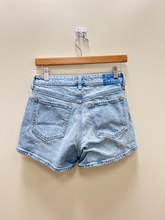 Load image into Gallery viewer, Abercrombie &amp; Fitch Shorts Size 2
