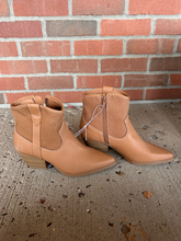 Load image into Gallery viewer, Timberland Boots Womens 7
