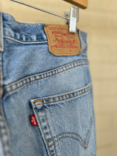 Load image into Gallery viewer, Levi Denim Size 29
