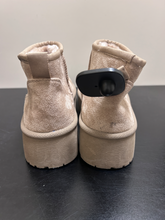 Load image into Gallery viewer, Boots Womens 10
