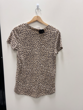 Load image into Gallery viewer, Zoe + Liv T-Shirt Size Medium
