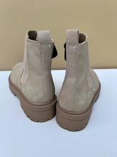 Load image into Gallery viewer, Soda (Shoes) Boots Womens 6.5
