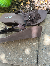 Load image into Gallery viewer, Apt. 9 Sandals Womens 7
