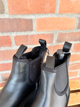 Load image into Gallery viewer, Uggs Boots Womens 8
