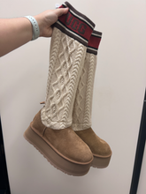 Load image into Gallery viewer, Uggs Boots Womens 8
