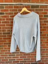 Load image into Gallery viewer, Abercrombie &amp; Fitch Sweater Size Medium
