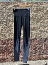 Load image into Gallery viewer, Lulu Lemon Athletic Pants Size 5/6 (28)
