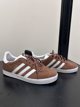 Load image into Gallery viewer, Adidas Mens Athletic Shoes Mens 6

