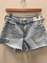 Load image into Gallery viewer, Abercrombie &amp; Fitch Shorts Size 3/4
