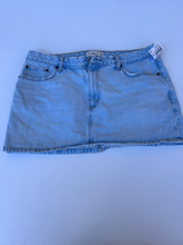 Load image into Gallery viewer, Abercrombie &amp; Fitch Short Skirt Size 15/16
