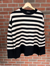 Load image into Gallery viewer, Sweater Size Large
