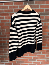 Load image into Gallery viewer, Sweater Size Large
