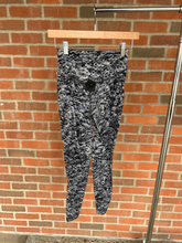 Load image into Gallery viewer, Lulu Lemon Athletic Pants Size Small
