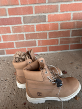 Load image into Gallery viewer, Timberland Boots Womens 7
