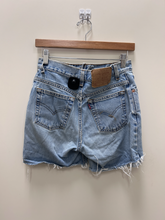 Load image into Gallery viewer, Levi Shorts Size 7/8
