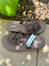 Load image into Gallery viewer, Apt. 9 Sandals Womens 7
