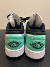 Load image into Gallery viewer, Nike Womens Athletic Shoes Womens 7
