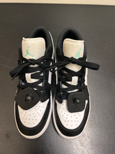 Load image into Gallery viewer, Nike Womens Athletic Shoes Womens 7
