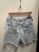 Load image into Gallery viewer, American Eagle Shorts Size 9/10
