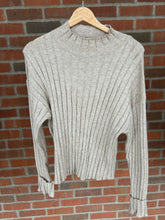 Load image into Gallery viewer, Sweater Size Large
