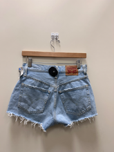 Load image into Gallery viewer, Levi Shorts Size 1
