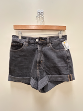 Load image into Gallery viewer, Bdg Shorts Size 3/4
