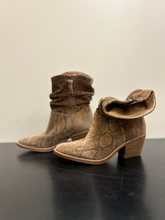 Load image into Gallery viewer, Boots Womens 9
