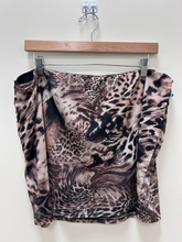 Load image into Gallery viewer, Fashion Nova Short Skirt Size 3XL
