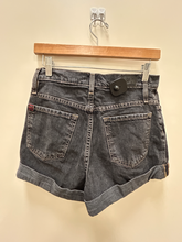Load image into Gallery viewer, Bdg Shorts Size 3/4
