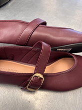 Load image into Gallery viewer, Old Navy Casual Shoes Womens 9
