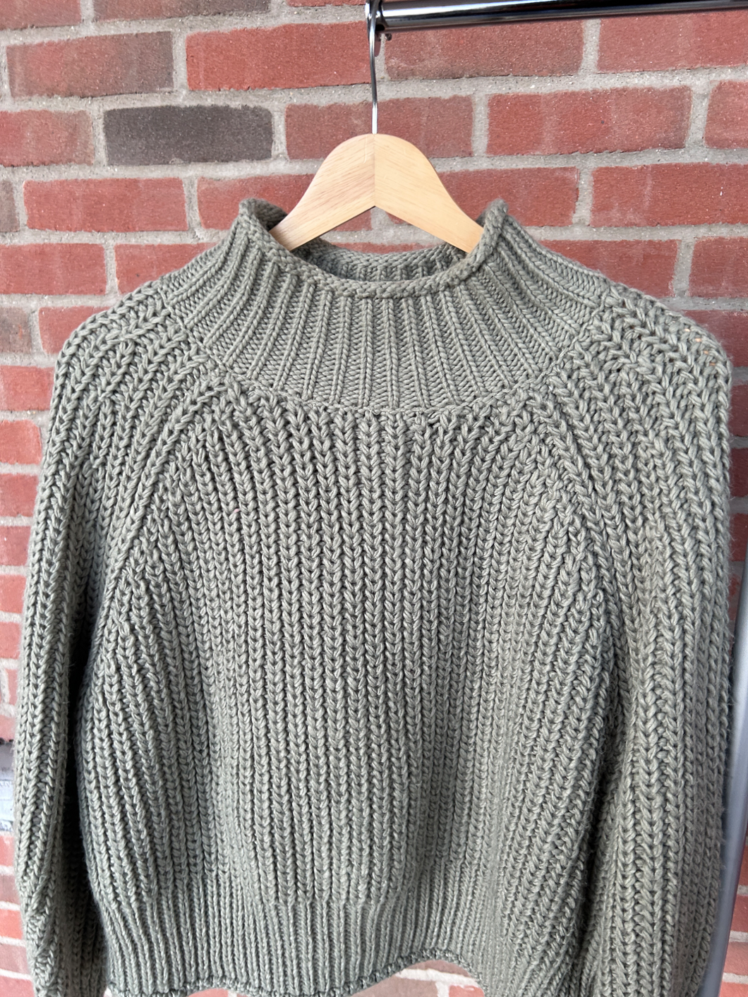 H & M Sweater Size Large