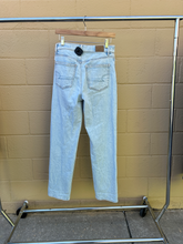 Load image into Gallery viewer, American Eagle Denim Size 2 (26)

