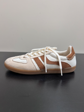 Load image into Gallery viewer, H &amp; M Mens Athletic Shoes Mens 9
