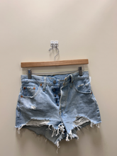 Load image into Gallery viewer, Levi Shorts Size 1

