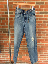 Load image into Gallery viewer, Express Denim Size 3/4 (27)
