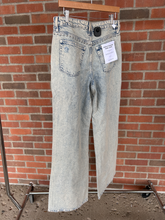 Load image into Gallery viewer, Good American Denim Size 3/4 (27)
