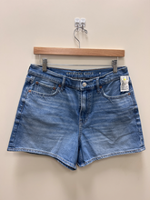 Load image into Gallery viewer, American Eagle Shorts Size 7/8
