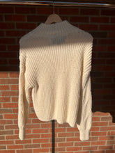 Load image into Gallery viewer, American Eagle Sweater Size Small
