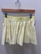 Load image into Gallery viewer, Aritzia Athletic Skort Size Medium
