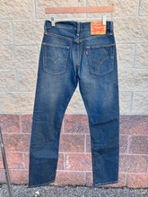 Load image into Gallery viewer, Levi Denim Size 28
