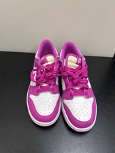 Load image into Gallery viewer, Nike Casual Shoes Womens 8
