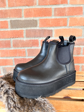 Load image into Gallery viewer, Uggs Boots Womens 8
