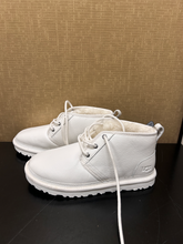 Load image into Gallery viewer, Uggs Boots Womens 9
