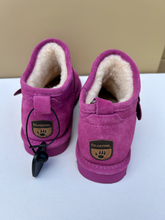 Load image into Gallery viewer, Bearpaw Boots Womens 10
