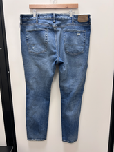 Load image into Gallery viewer, American Eagle Denim Size 32
