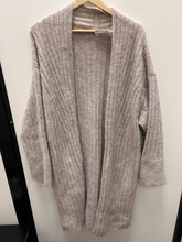 Load image into Gallery viewer, Lulu Lemon Sweater Size Medium
