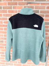 Load image into Gallery viewer, North Face Sweatshirt Size Large
